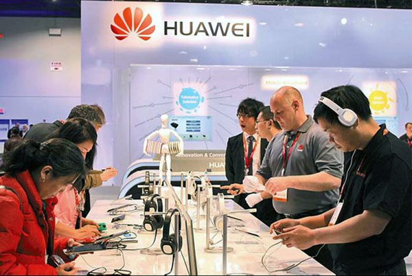 ازدیدکنندگان دستگاه‌های ساخت Huawei Technologies Co Ltd را در نمایشگاه بین‌المللی