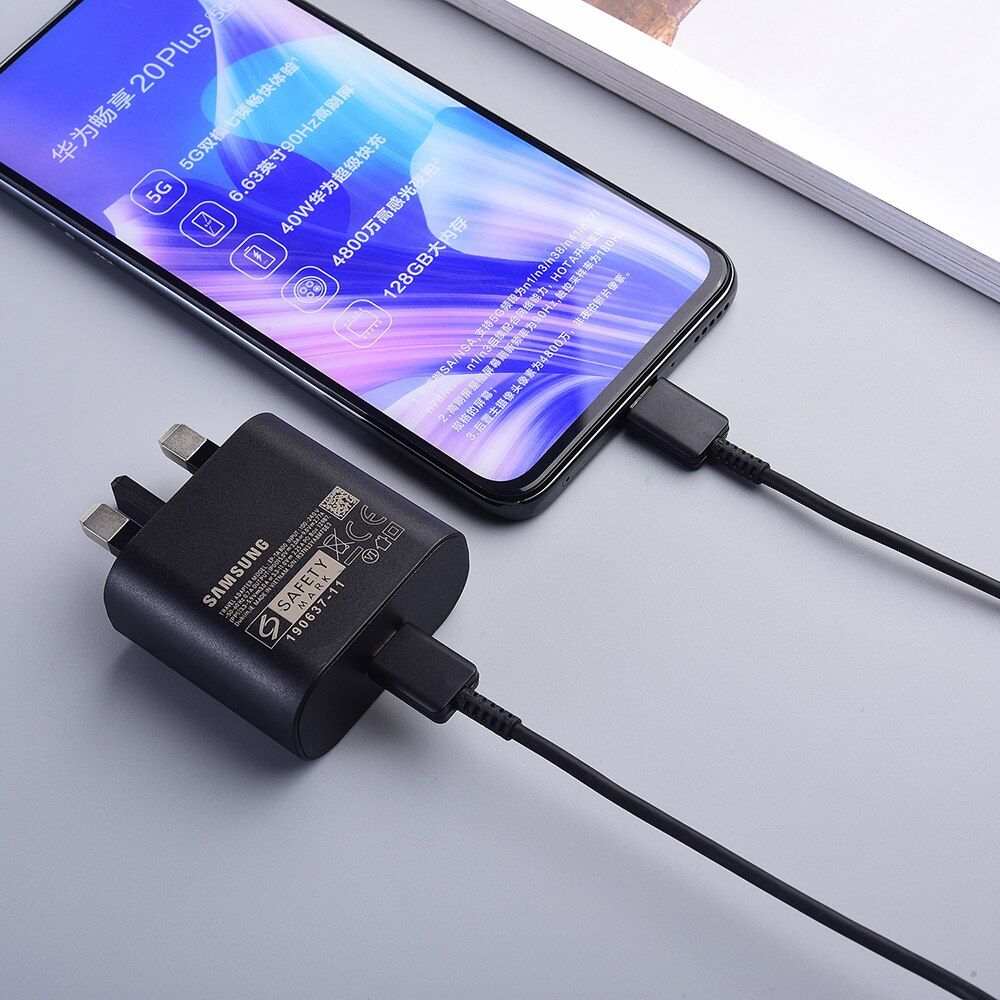 شارژر 25 وات سامسونگ USB-C متصل به گوشی هوشمند برای شارژ سریع